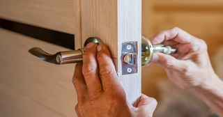 Установка и замена дверной ручки в Нижнем Тагиле от 281 руб. – Мастер24, монтаж фурнитуры, недорого